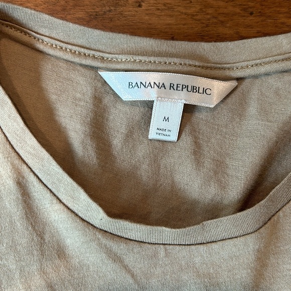 Like new banana republic light fabric camel coloured t shirt - Picture 2 of 3
